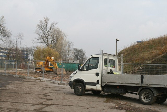 Płot wokół budowy stadionu przy al. Unii został rozebrany i prace stoją w miejscu