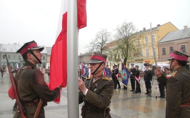 W czwartek, 2 maja, w południe na kieleckim Rynku żołnierze Kieleckiego Ochotniczego Szwadronu Kawalerii imienia 13. Pułku Ułanów Wileńskich uroczyście wciągnęli flagę państwową na maszt.