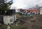 Mieszkańcy wsi Szołajdy żyją na bombie ekologicznej. Każdego dnia boją się, że niebezpieczne odpady eksplodują