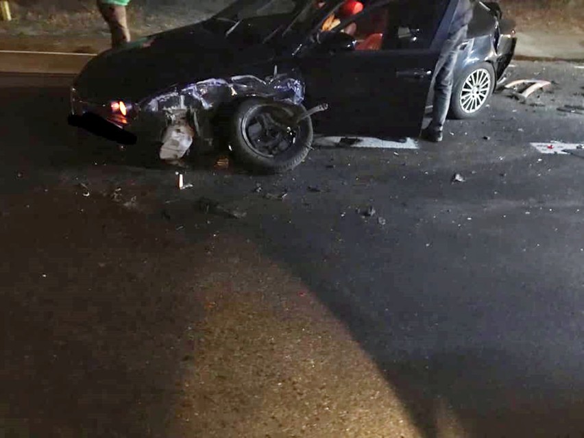 Zderzenie trzech samochodów w Reczu, osobowego, busa i TIR-a. Dwie osoby trafiły do szpitala. Sprawcą wypadku był kierowca pocztowego busa
