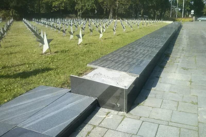 Grób na Cmentarzu Żołnierzy Radzieckich w Gdańsku został zdewastowany [WIDEO, ZDJĘCIA] 
