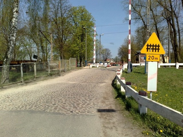 Wjazd na stację PKP w Małkini pamięta zapewne jeszcze czasy przedwojenne. Ale jest szansa, że jeszcze w tym roku kamienie brukowe zastąpi gładki asfalt.