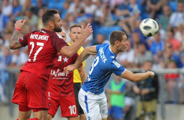 W sobotę o godz. 17.30 Lech Poznań w kolejnym ligowym meczu zmierzy się u siebie z Wisłą Kraków (relacja w TVP Sport i Canal+ Sport). Przed konfrontacją z niżej notowanym rywalem sprawdziliśmy, jakie są mocne i słabe strony Białej Gwiazdy. Jedno jest już pewne przed pierwszym gwizdkiem. Ekipa spod Wawelu przyjedzie do stolicy Wielkopolski w mocno osłabionym składzie.Zobacz mocne i słabe strony Wisły ----->