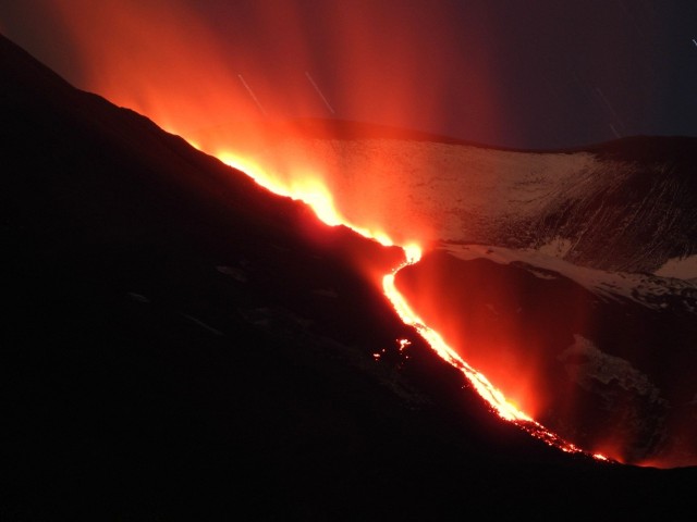 Po trzęseiniu ziemi i erupcji Stromboli wysłano ostrzeżenie przed falami tsunami.