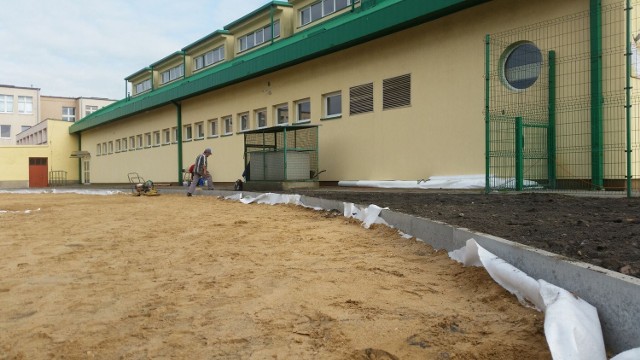 Przy gimnazjum nr 2 w Krapkowicach trwa obecnie budowa boiska. Gmina zapewnia, że po wprowadzeniu reformy budynek będzie nadal wykorzystywany.