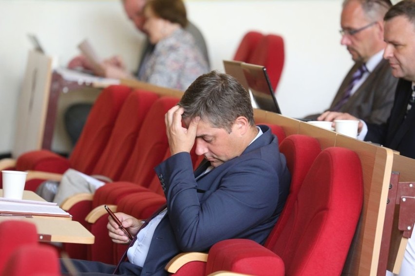 Na sesją przyszły bibliotekarki. Miały nadzieję, że władze -...