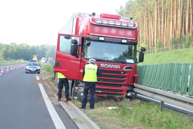 Kierowca ciężarówki zjechał na szybki pas ruchu i uderzył w bariery ochronne.