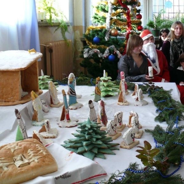 Wokół szopek z ciasta chlebowego ustawiono figurki z piernika, a nawet choinki - także upieczone z pysznego ciasta.