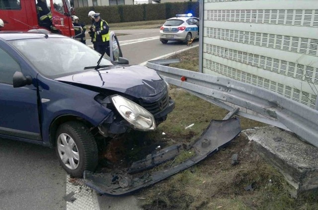 45-latek usłyszał zarzut kierowania pojazdem w stanie nietrzeźwym, a dodatkowo odpowie za spowodowanie kolizji. Grozi mu do 2 lat więzienia.