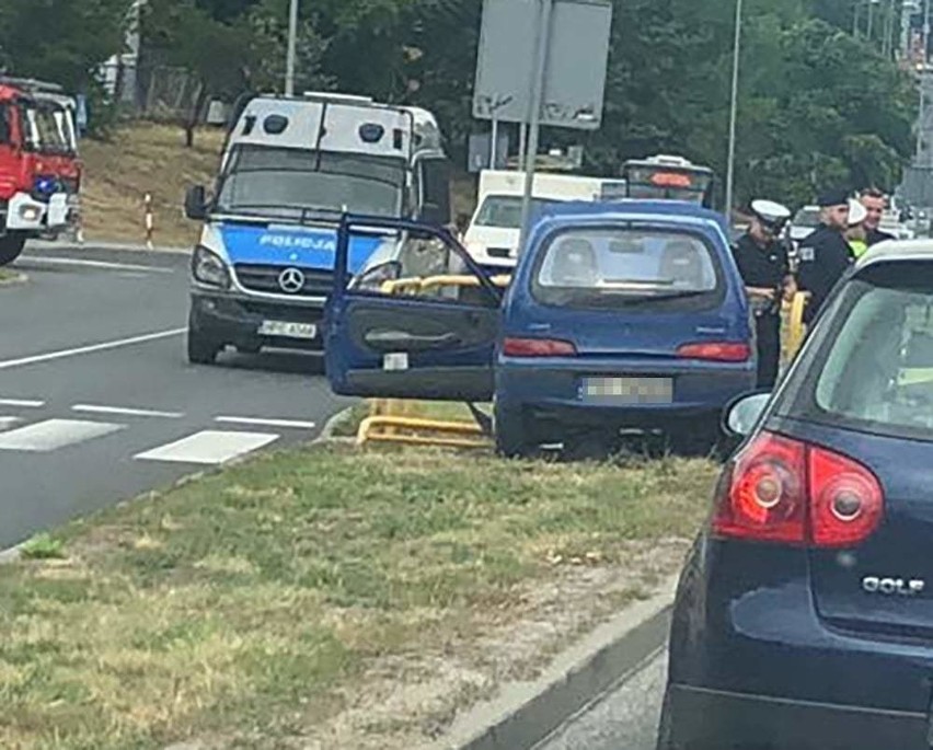 ZIELONA GÓRA. Wypadek na ul. Sulechowskiej. Kobieta uderzyła w barierki, została zabrana do szpitala