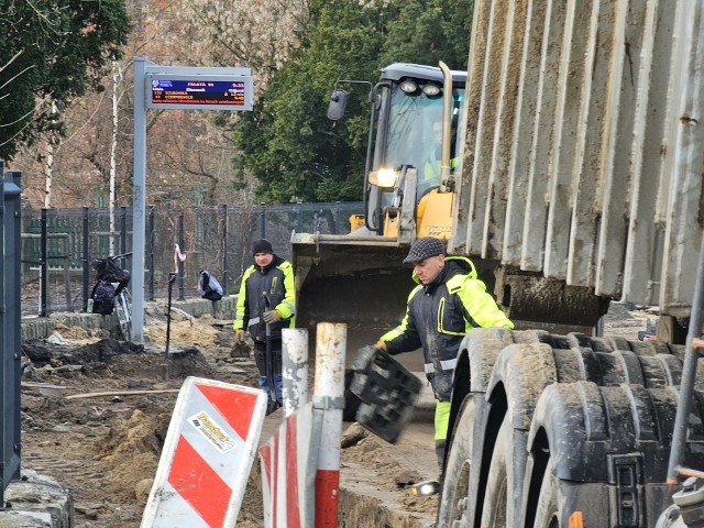 Do końca czerwca w Toruniu przebudowanych zostanie 27 peronów autobusowych. Obecnie prace trwają na ulicy Fałata
