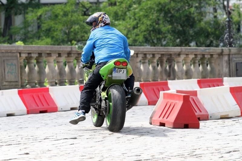 Motocyklista bez prawa jazdy zakpił z wrocławskich policjantów (ZDJĘCIA)