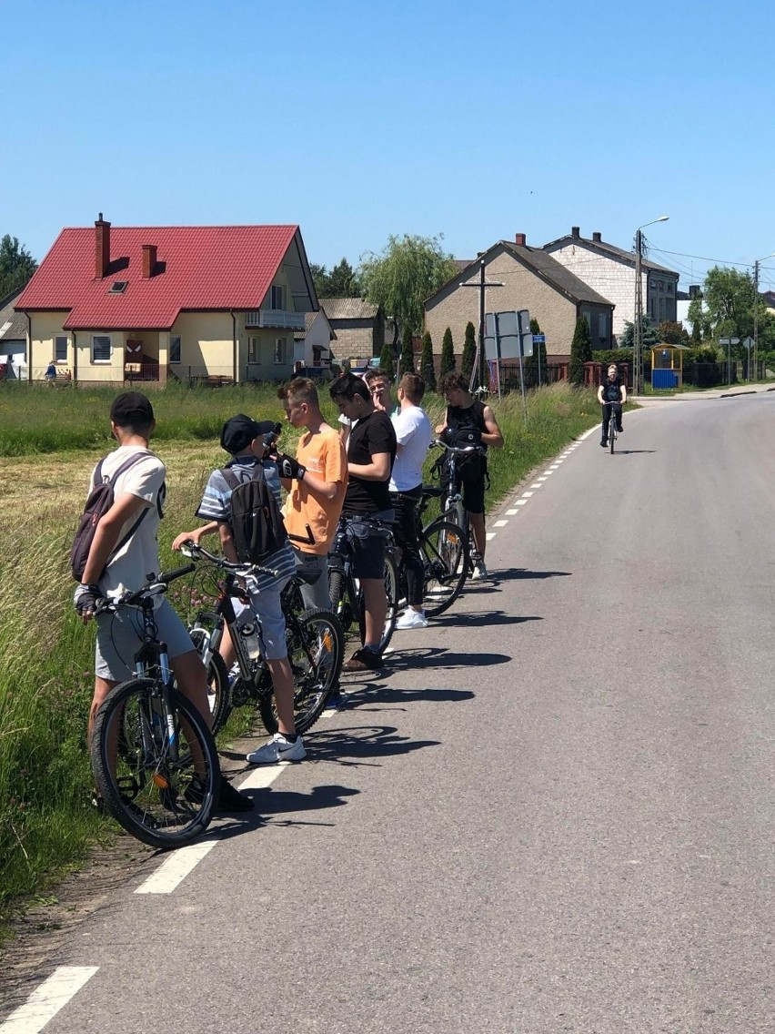Młodzież ze szkoły w Dzierzkówku Starym z gminy Skaryszew objechała na rowerach historyczne miejsca