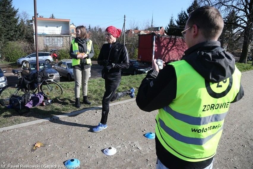 Wrocław: Biegli pięć kilometrów z jakiem na łyżeczce (ZDJĘCIA)