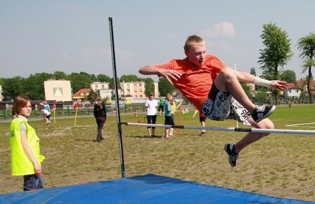 Podczas ostatniej imprezy Jakub Krzyżaniak z Radgoszczy skoczył w wzwyż 130 cm. Zapowiadał, że dziś pobije ten wynik o co najmniej pięć centymetrów.