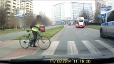 Policja w Krakowie wyprzedza na pasach [WIDEO]
