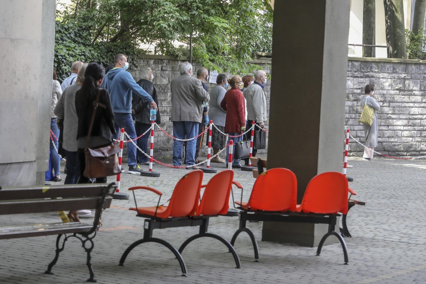 Kraków. Gigantyczna kolejka pod Centrum Onkologii przy ul. Garncarskiej. Pacjenci czekali na chodniku [ZDJĘCIA]