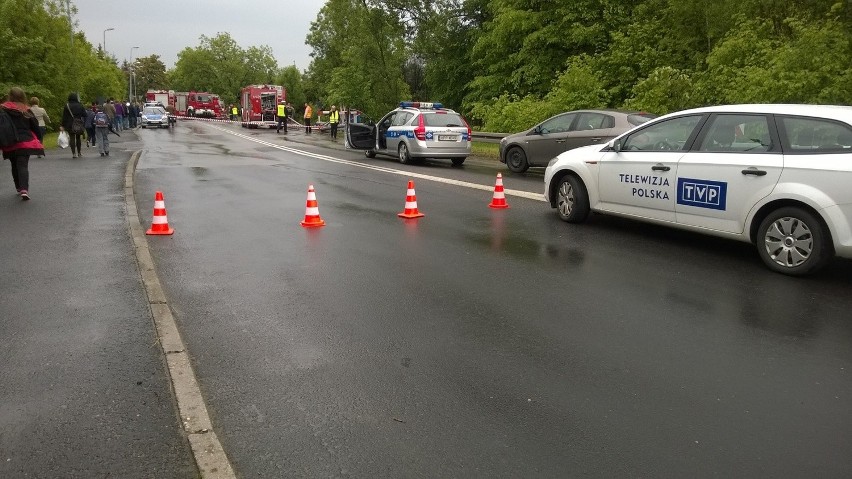 Wypadek w Mysłowicach. Ciężarówka wypadła z wiaduktu [ZDJĘCIA]