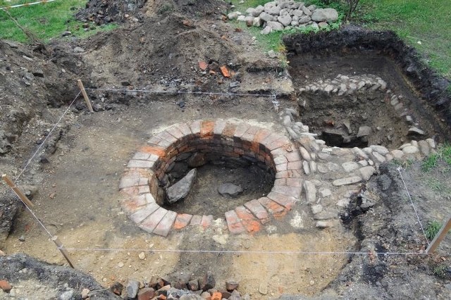 Na środku dawnego dziedzińca wójtostwa znajdowała się kamienna studnia. Archeolodzy odkopali spod ziemi jej cembrowinę.