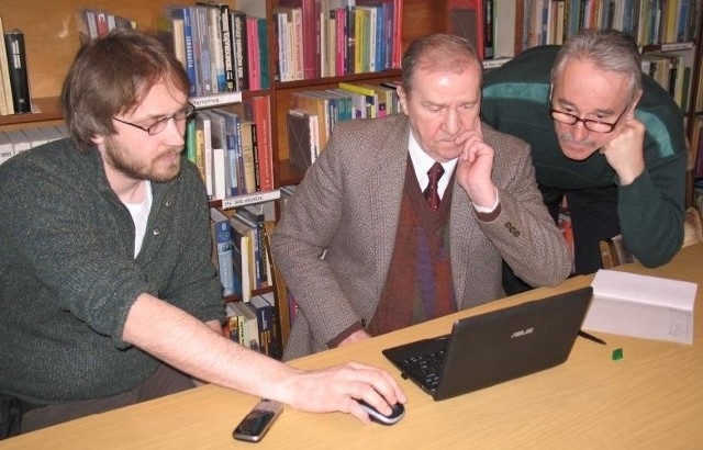 No i mamy problem... Na kursie w świeckiej bibliotece Jerzy Wera (w środku) i Jerzy Dończyk (po prawej) śledzą, jak przenosić zdjęcia z telefonu komórkowego do komputera. Po lewej Michał Brdak