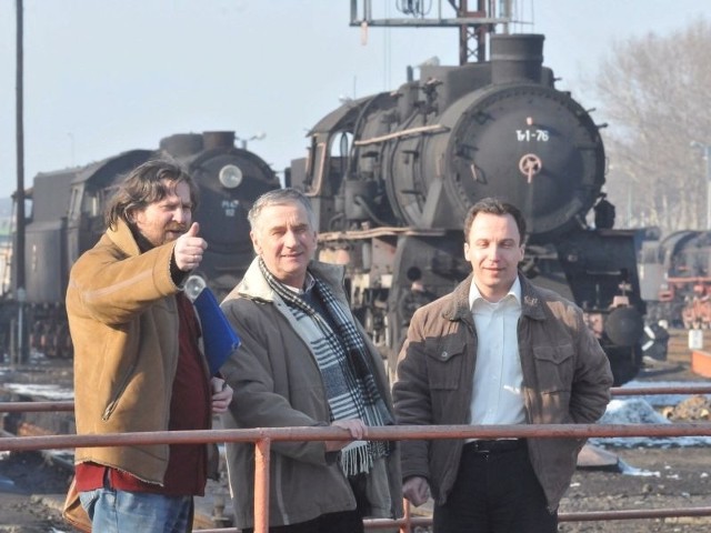 Wojciech Lis (z prawej)  zachęca do przejażdżek pociągami retro. Obok Witold Wojtkowiak, emerytowany już naczelnik parowozowni i autor tekstu.