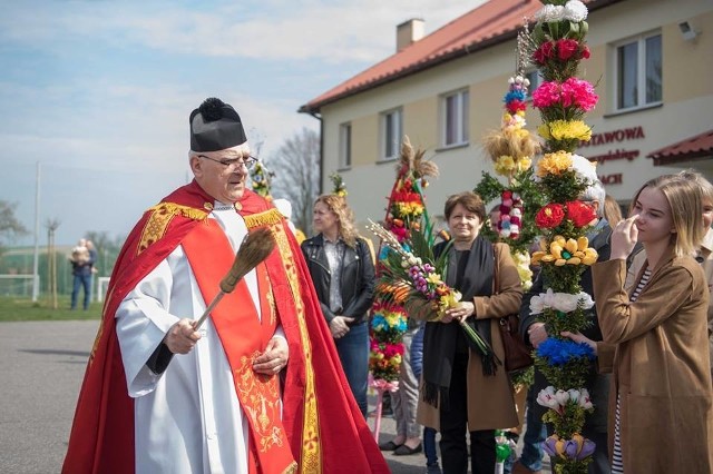 Palmy poświęcił proboszcz radziemickiej parafii ks. Stanisław Mika