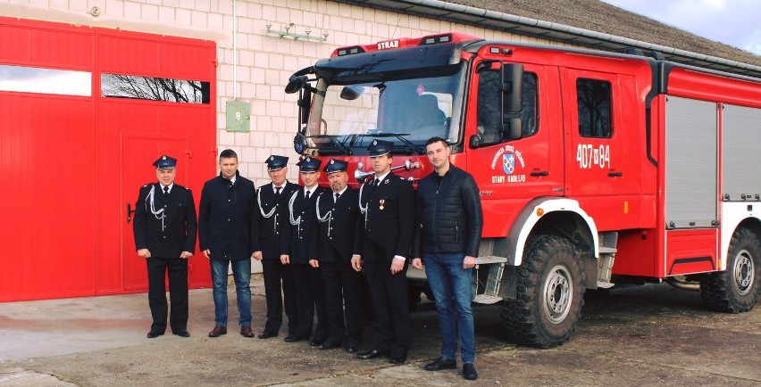 Strażacy z jednostki w Starym Kadłubie dostali mercedesa,...