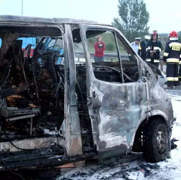 Spalony ford transit. Życie stracili kierowca busa i dwie jego pasażerki. Kolejna ofiara wypadku to kierowca mercedesa.