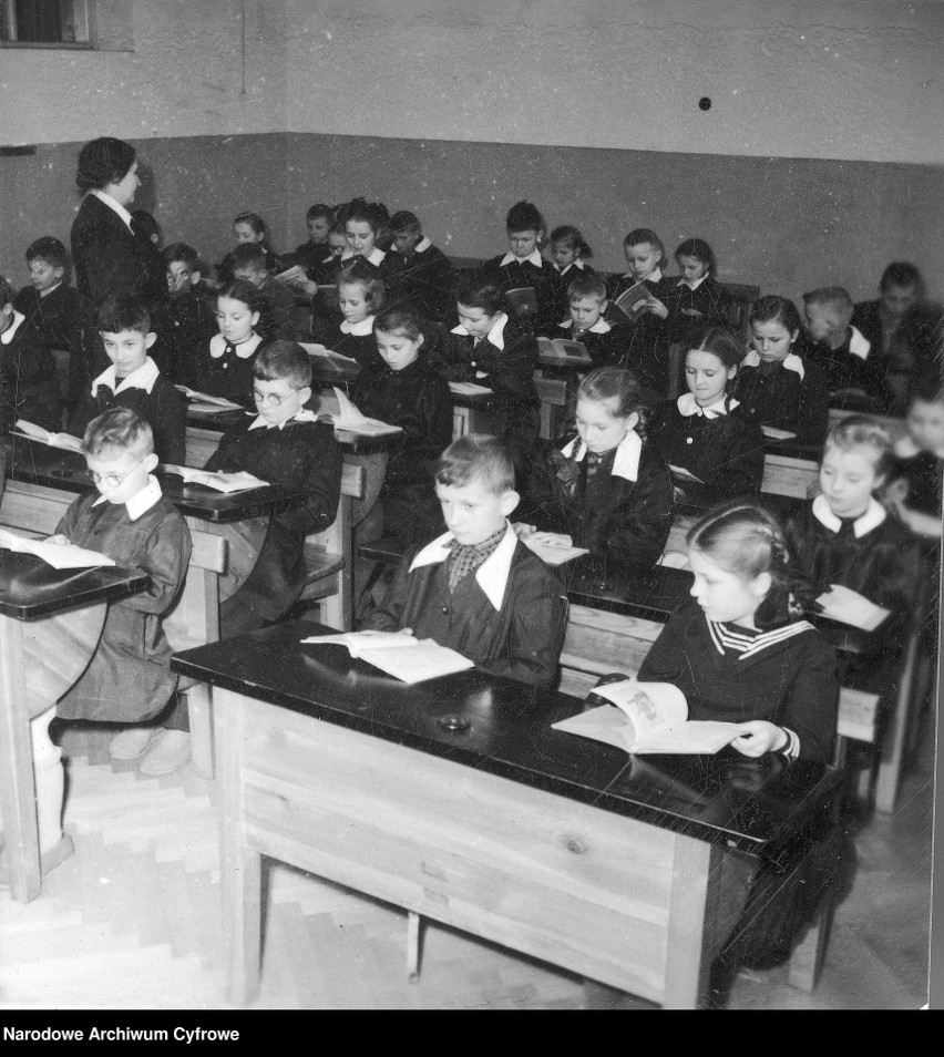 Szkoła w Warszawie w 1948 roku.

Następne zdjęcie --->