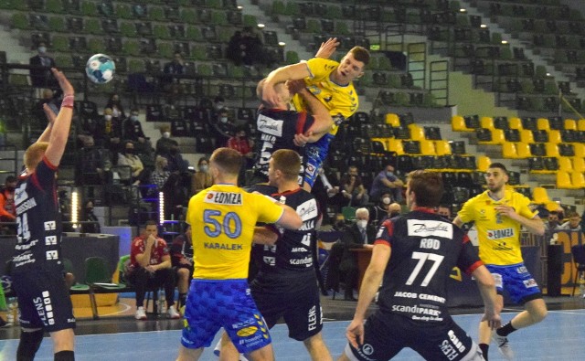 Piłkarze ręczni Łomża Vive Kielce przegrali w czwartek ostatni mecz fazy grupowej Ligi Mistrzów z SG Flensburg-Handewitt 28:31. Była to pierwsza porażka kielczan w Hali Legionów w tym sezonie, a zapchnęła ona nasz zespół na trzecie miejsce w tabeli grupy A. Zmorą mistrzów Polski w tym meczu był bramkarz niemieckiej drużyny, Benjamin Burić, który odbił aż 20 rzutów, mało który gracz gospodarzy sobie z nim radził. Nasi zawodnicy słabo zagrali również w obronie. Pod kolejnymi zdjęciami oceniliśmy zawodników Łomża Vive Kielce za to spotkanie w skali 1-10. >>>>>Zobacz kolejne zdjęcia. Przesuwaj zdjęcia w prawo - naciśnij strzałkę lub przycisk NASTĘPNE WAKACJE PIŁKARZY RĘCZNYCH ŁOMŻA VIVE KIELCE: PIĘKNE KOBIETY, NARTY WODNE, KONIE, MAJORKA, ISLANDIA… [zdjęcia] [B]POLECAMY RÓWNIEŻ:[/B][tabela][tr][td sz=300]IGOR KARACIĆ SIĘ ZARĘCZYŁ. ZOBACZ JEGO PIĘKNĄ WYBRANKĘ[/td][td sz=300]PIĘKNOŚĆ Z UKRAINY. ZOBACZ PARTNERKĘ ARTIOMA KARALIOKA[/td][/tr][td]BYŁY ZAWODNIK VIVE KIELCE JEST CZOŁOWYM POKERZYSTĄ ŚWIATA. WYGRYWA MILIONY DOLARÓW