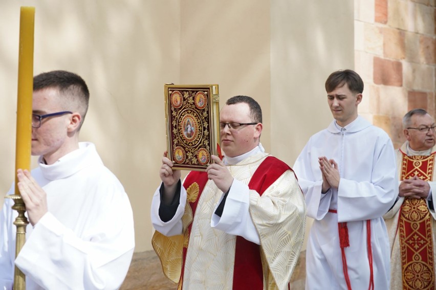Katolickie Stowarzyszenie Młodzieży Diecezji Kieleckiej ma 30 lat. Z okazji jubileuszu była msza święta z biskupem Janem Piotrowskim i gala