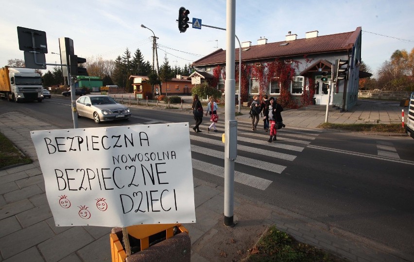 Protest w Nowosolnej. Mieszkańcy zablokowali drogi [ZDJĘCIA]