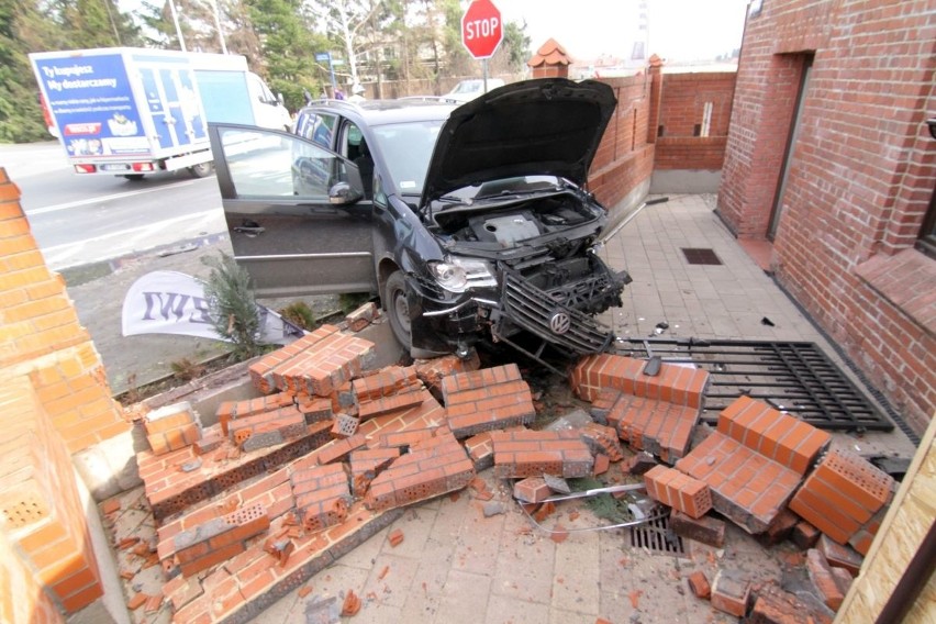 Wypadek na Grota-Roweckiego. Samochód rozbił mur posesji