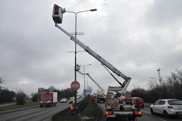 wymiany lamp na ledy na Wiaduktach Warszawskich, czemu robią to w godzinach szczytu?Wymiana lamp na ledy na Wiadukcie Warszawskim