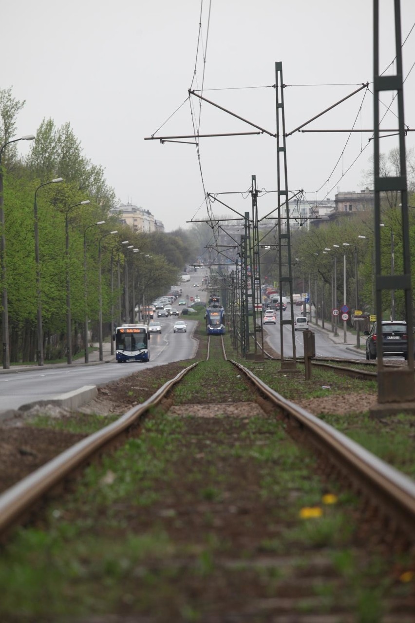 Kraków. Tramwajem w tempie dorożki na al. Solidarności. Pasażerowie są oburzeni [ZDJĘCIA] 