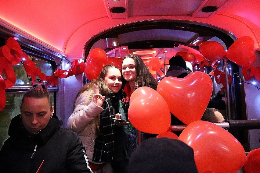 Damian i Natalia zaręczyli się w walentynkowym tramwaju MPK.