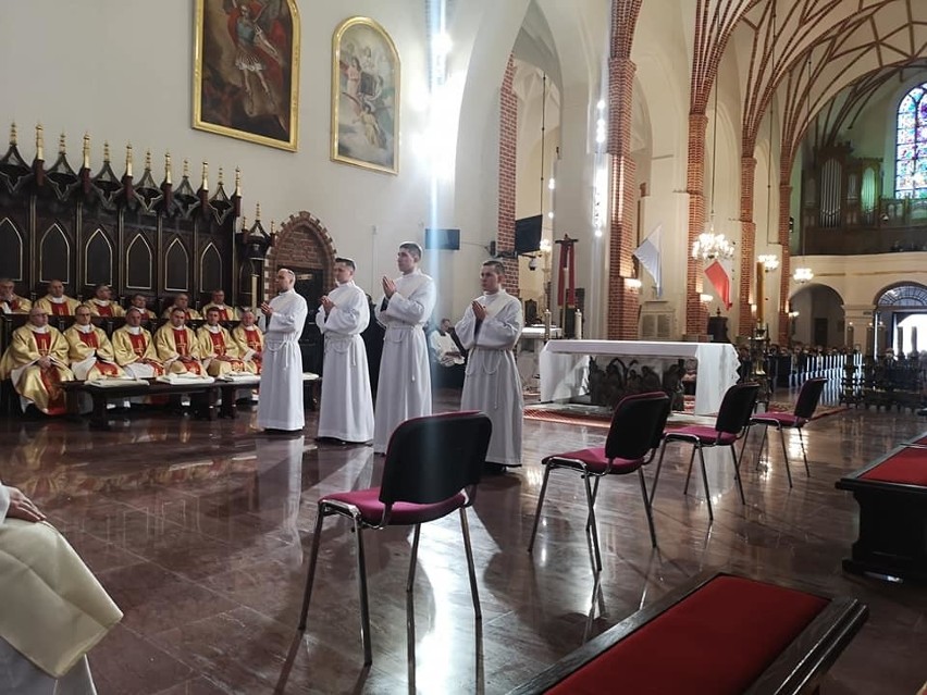 Nowi księża w diecezji łomżyńskiej. Wśród nich księża z Ostrołęki i Myszyńca. 30.05.2020. Zdjęcia