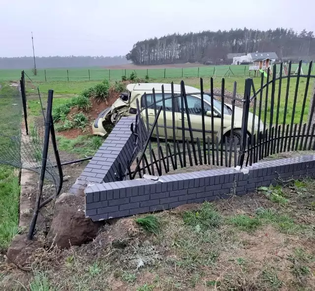 Kobieta zniszczyła ogrodzenia posesji w Ojrzanowie w gminie Łabiszyn. Mieszkańcy wskazują, że wyprzedzanie na tej drodze jest ryzykowne. Uczulają, że tym razem nikogo nie było przed domami, ale sytuacja była bardzo niebezpieczna. Jakie są skutki wypadku w tej wsi? Pokazujemy na kolejnych slajdach >>>