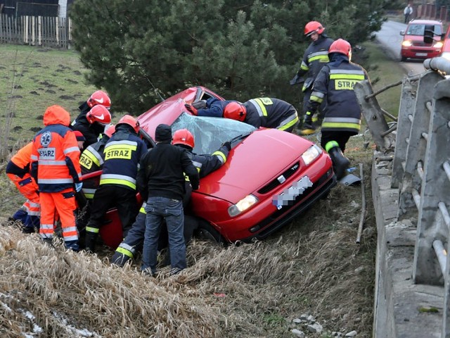 Do wypadku doszło w Nockowej w powiecie ropczycko - sędziszowskim. - 64-letni kierowca wpadł w poślizg i nie opanował samochodu. Uderzył w barierki przy moście tak nieszczęśliwie, że zginął na miejscu - mówi Paweł Międlar, rzecznik prasowy podkarpackiego komendanta wojewódzkiego policji.