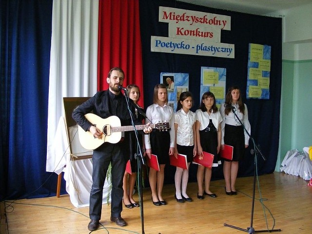 Uczennicom Szkoły podstawowej nr 2 w przygotowanym programie artystycznym towarzyszył muzycznie Piotr Kędziora ze Starachowickiego Centrum Kultury.