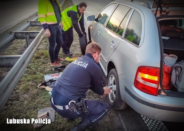 Policjanci ze Świebodzina pomogli kierującej, której w trakcie jazdy odkręciło się koło.