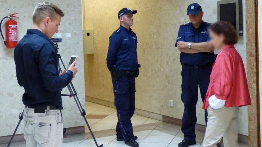 Po ugodzeniu nożem policjanta w Busku. Dantejskie sceny w sądzie [WIDEO, ZDJĘCIA]