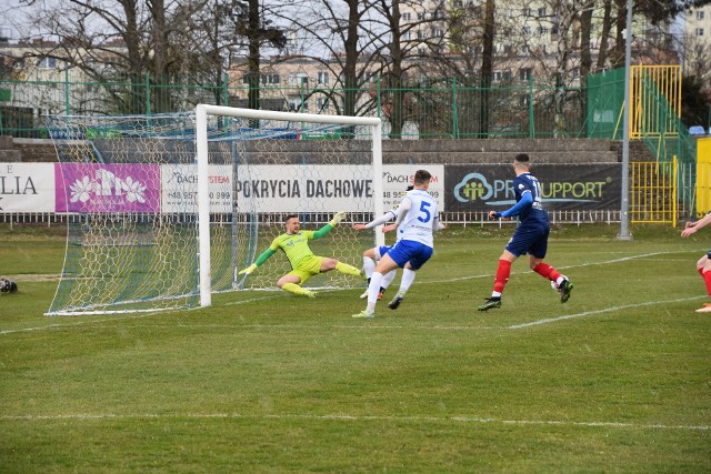 Liderujący w lubuskiej IV lidze Stilon Gorzów (piłkarze w białych koszulkach) pewnie pokonał 3:0 ostatniego w tabeli Piasta Czerwieńsk.