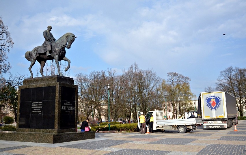 Rozpoczęło się grodzenie placu Litewskiego (ZDJĘCIA, WIDEO) 