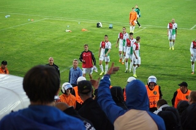 Kibice Zagłębia ostropotraktowali zawodników i dali upust swojemu niezadowoleniu. Piłkarze opuścili murawe w asyście ochroniarzy