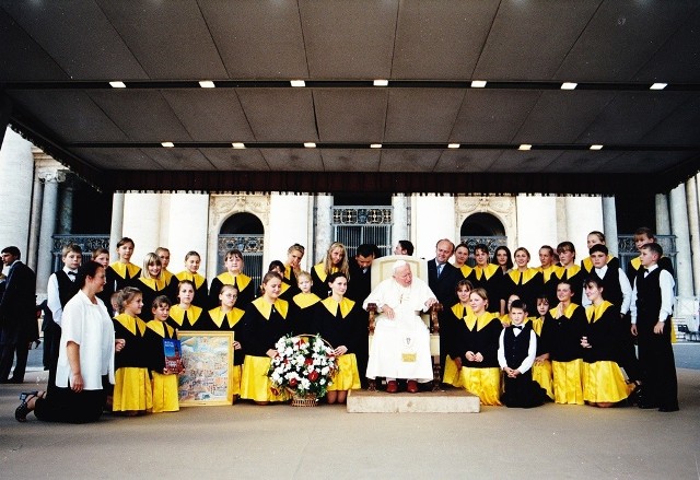 W paźdzerniku 2001 roku Chór Fantazja występował  dla Jana Pawła II w Watykanie