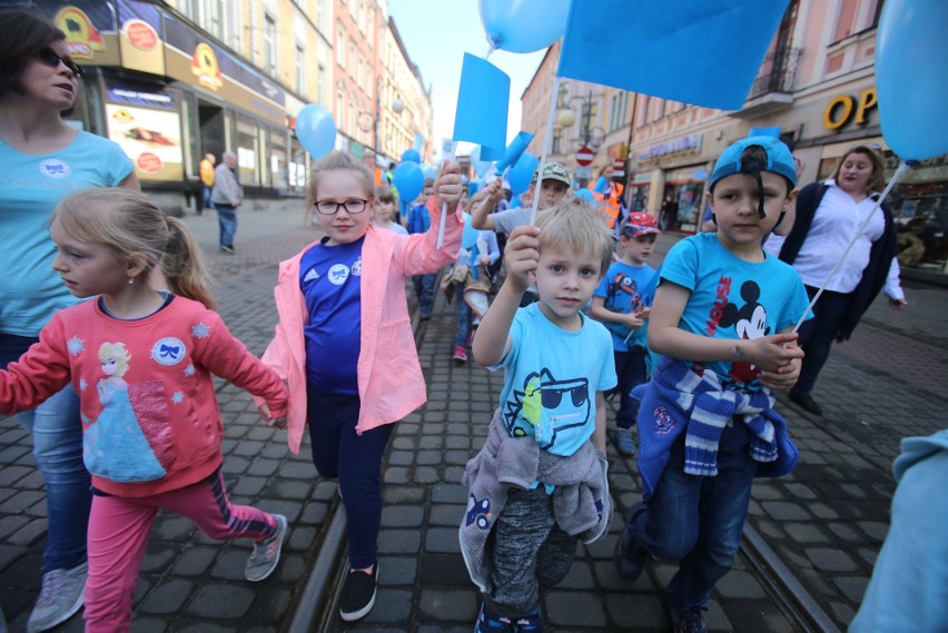 Niebieski Marsz szedł ul. Chorzowa i Świętochłowic