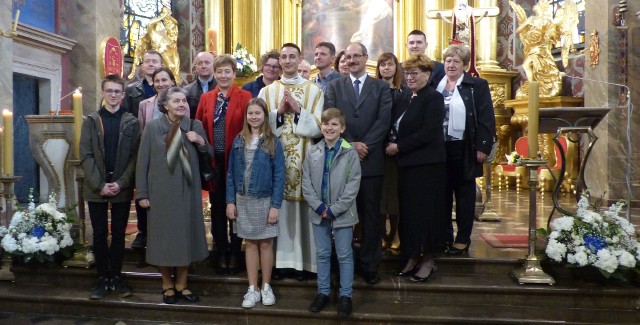 Szesnastu diakonów z diecezji kieleckiej przyjęło święcenia w Bazylice Katedralnej w Kielcach z rąk biskupa ordynariusza Jana Piotrowskiego. W tym gronie był Michał Bieroński z parafii Trójcy Świętej w Jędrzejowie. W tej ważnej uroczystości wzięła udział jego rodzina, przyjaciele i znajomi. Uroczystej mszy świętej przewodniczył biskup ordynariusz diecezji kieleckiej Jan Piotrowski. Razem z nim odprawili ją biskupi pomocniczy - Marian Florczyk i Andrzej Kaleta. Katedra była wypełniona po brzegi. W uroczystości wzięło udział wielu księży, nie tylko z diecezji kieleckiej, były rodziny nowych diakonów, przyjaciele, znajomi. - Pełni wiary nabierzcie odwagi do powierzonej wam misji. Jest z wami modlący się Kościół kielecki, wasi bliscy, rodzice, rodzeństwo, przyjaciele i seminaryjna wspólnota. Z głębi serca, za świętym Piotrem, jako własne zawierzenie się Jezusowi powtórzcie w pełnym zaufaniu: Panie, do kogo pójdziemy? Ty masz słowa życia wiecznego - mówił w czasie homilii biskup Jan Piotrowski. Podczas uroczystości diakoni leżeli krzyżem na posadzce, następnie biskup Jan Piotrowski udzielił im święceń przez gest nałożenia rąk i modlitwę. Diakoni otrzymali też szaty liturgiczne. A po mszy był czas na spotkanie z bliskimi i przyjaciółmi, którzy uczestniczyli w tym wydarzeniu. - To poważna decyzja, która rzutuje na całe nasze życie. Dziś jest ze mną rodzina, zjechała się z całej Polski. Są rodzice chrzestni, którzy trzymali nas na rękach w czasie chrztu, a teraz patrzą, jak odpowiadamy na Boże wezwanie do kapłaństwa - powiedział Michał Bieroński z Jędrzejowa. Diakonat to pierwszy z trzech stopni święceń, następne to prezbiterat i święcenia biskupie. Diakoni mogą chrzcić, udzielać komunii. Nie mogą jeszcze odprawiać mszy świętej, spowiadać, bierzmować i udzielać sakramentu namaszczenia chorych. Przed diakonami jeszcze rok nauki w Wyższym Seminarium Duchownym, za rok zostaną wyświęceni na kapłanów. Dorota Kułaga