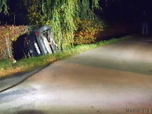 Wypadek w Kotorzu Małym. Mazda w rowie.