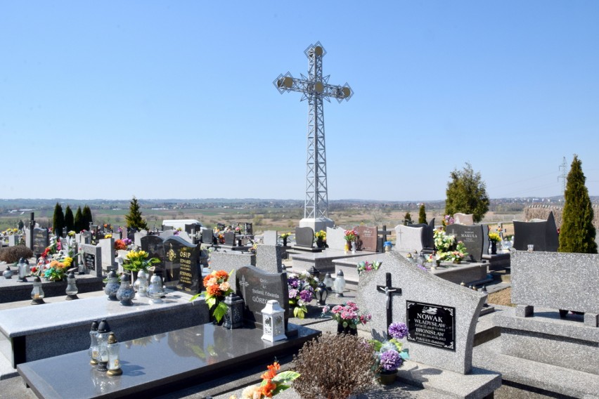 Kopia słynnego krzyża z Giewontu stanęła w Kazimierzy Małej. Widok spod niego nie ustępuje zakopiańskiej panoramie (ZDJĘCIA)